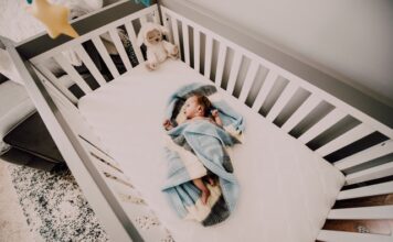 łóżeczko dziecięce z przewijakiem