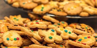 Czym przykleić ozdoby z masy cukrowej?