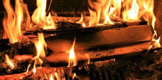 Czym wykłada się palenisko kominka?