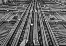 Czy w pokoju z kominkiem musi być wentylacja?