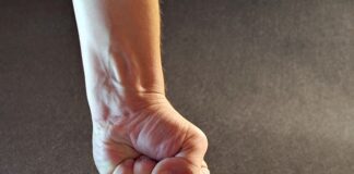 Czy można postawić wiatę przy płocie sąsiada?