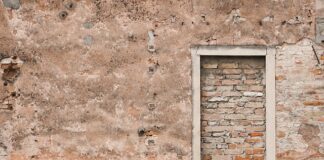 Jak długo chłodzić tort przed tynkowaniem?