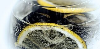 Ile kostek lodu do drinka?