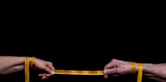 W jakiej odległości koza od ściany?