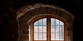 Czym wyłożyć wnękę na drewno przy kominku?