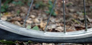 Co zrobić jak jest przebita opona?