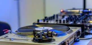 Co oznacza pomarańczowa kontrolka kierownicy?