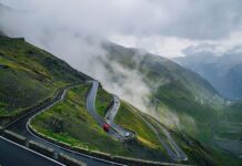 Co stuka przy skręcaniu?