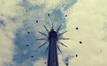 Co piszczy w kole przy skręcaniu?